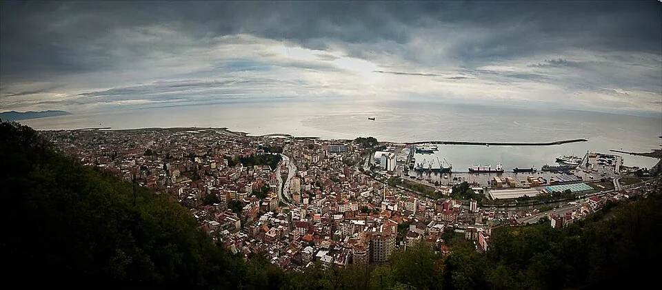 Boztepe'den görülen Trabzon şehir merkezi, liman ve Karadeniz.